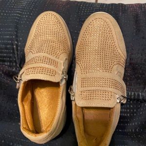 Brand new shies size 5 never been used